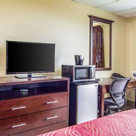 Econo Lodge Newport Bagian luar foto