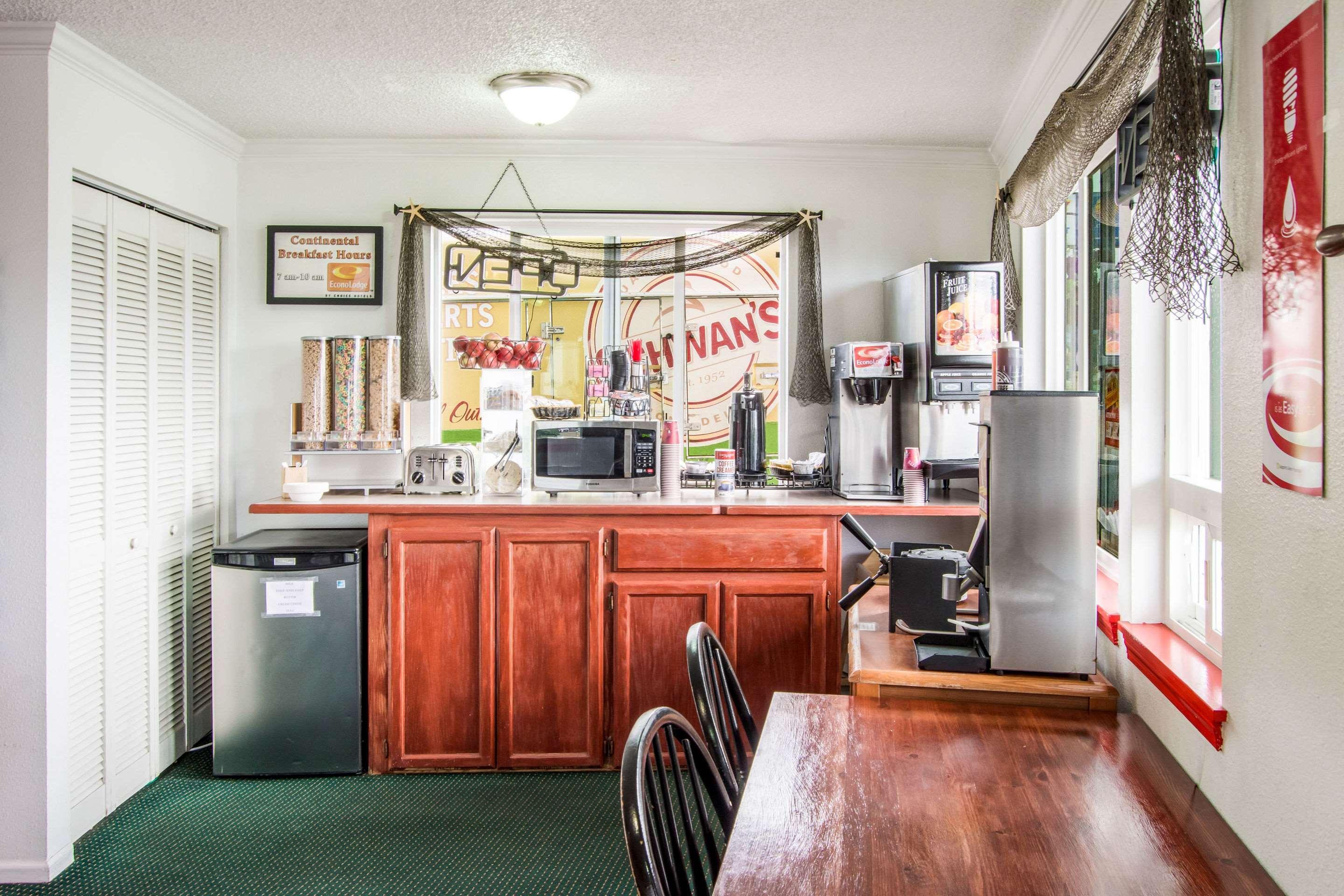 Econo Lodge Newport Bagian luar foto