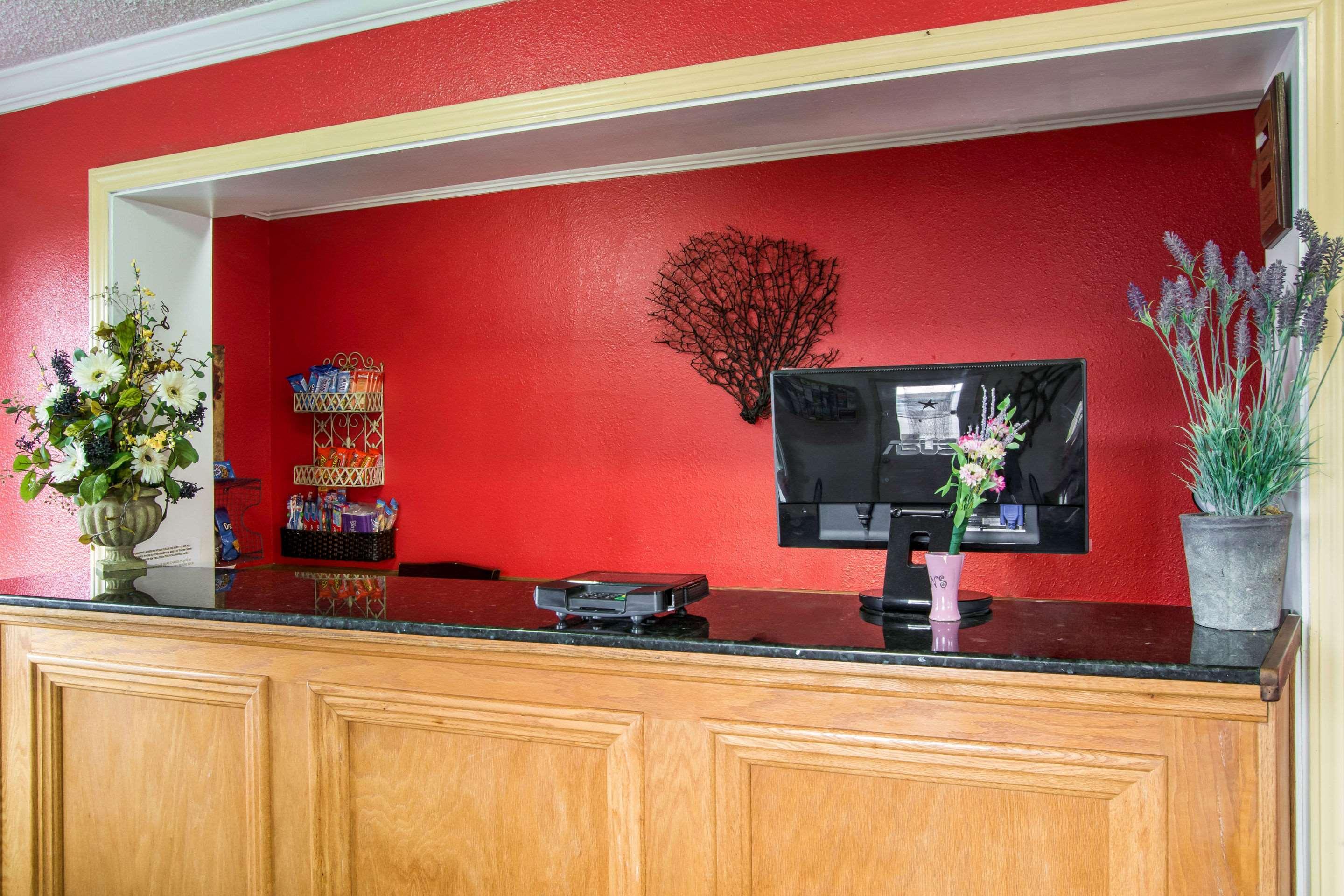 Econo Lodge Newport Bagian luar foto