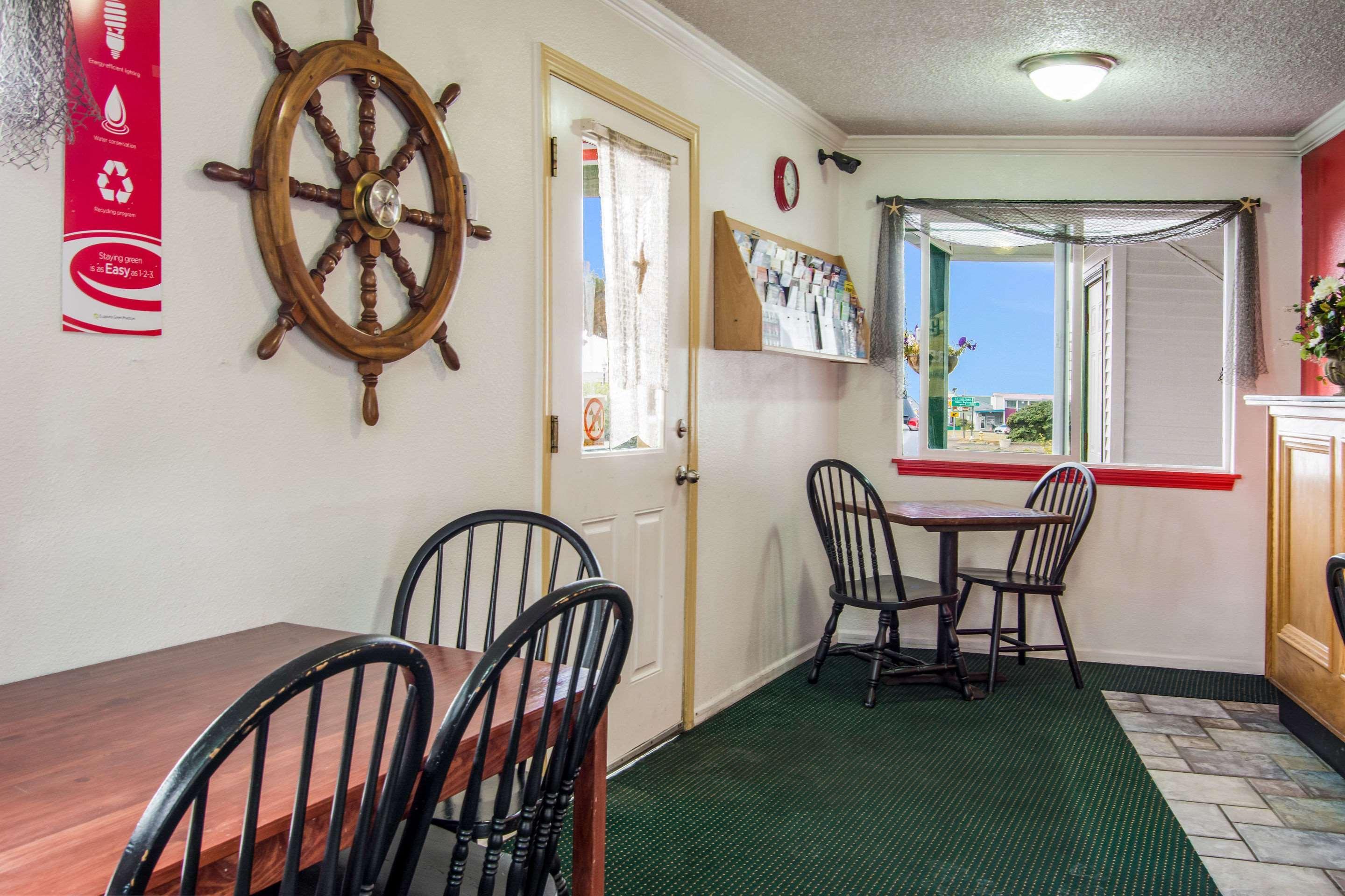 Econo Lodge Newport Bagian luar foto