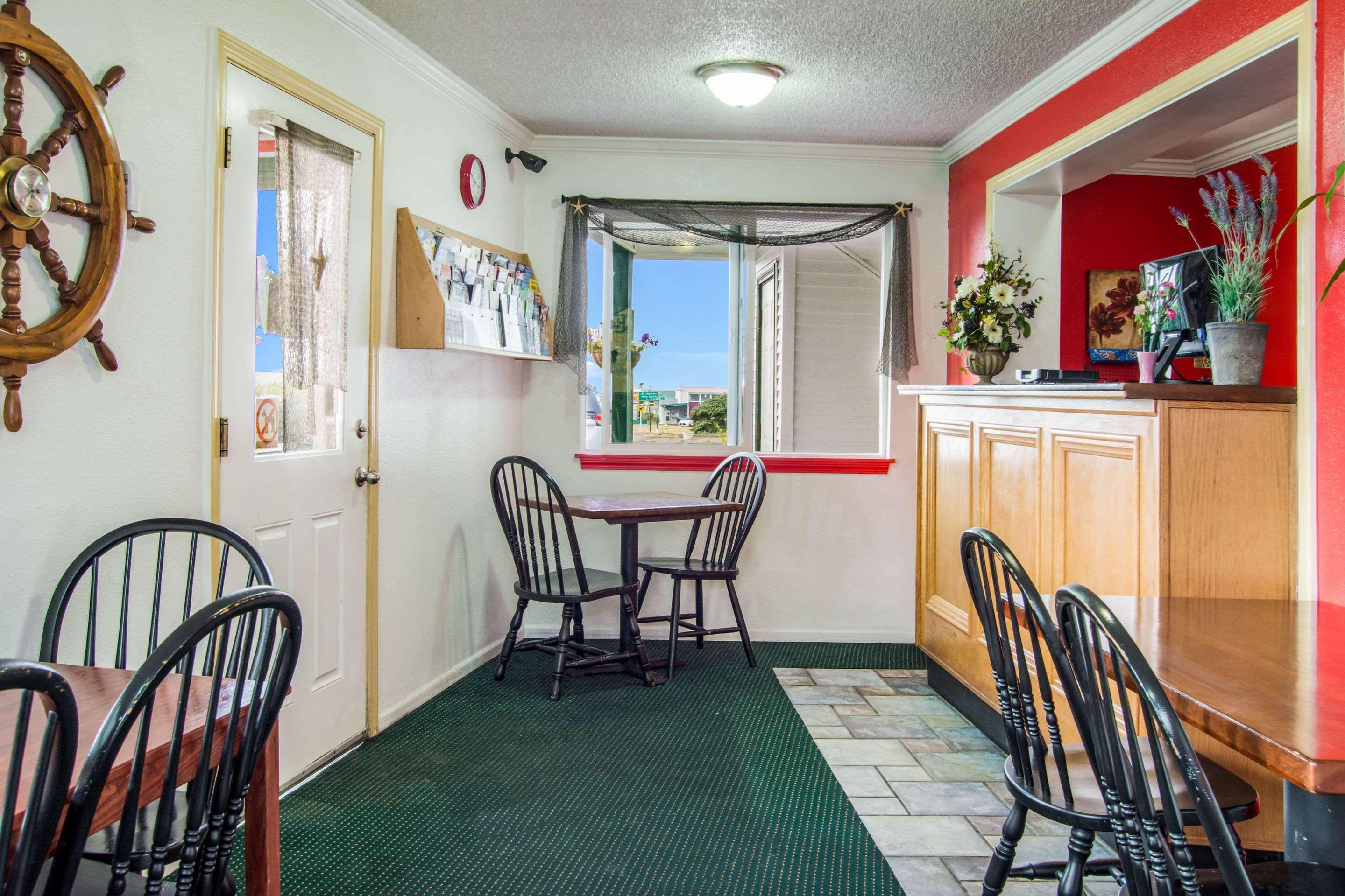 Econo Lodge Newport Bagian luar foto