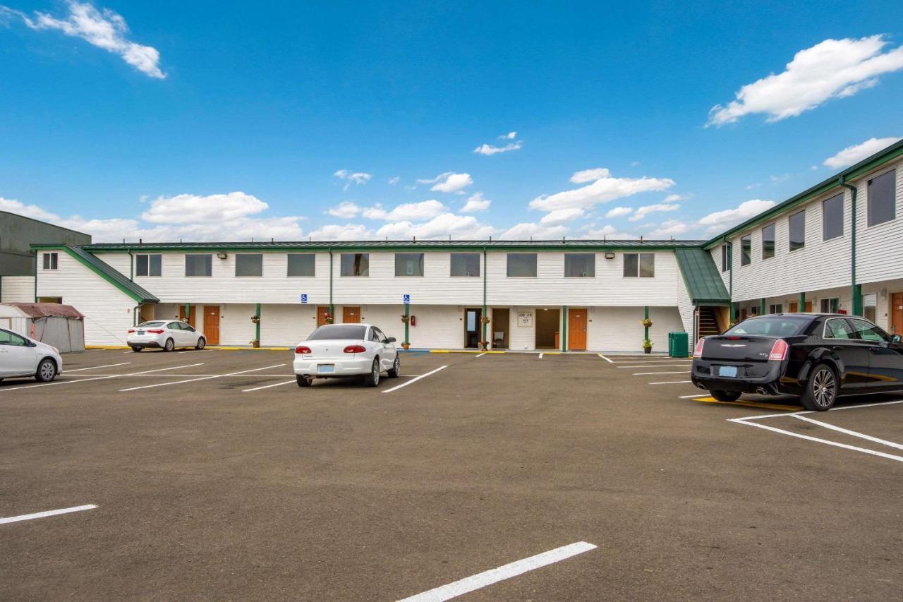 Econo Lodge Newport Bagian luar foto