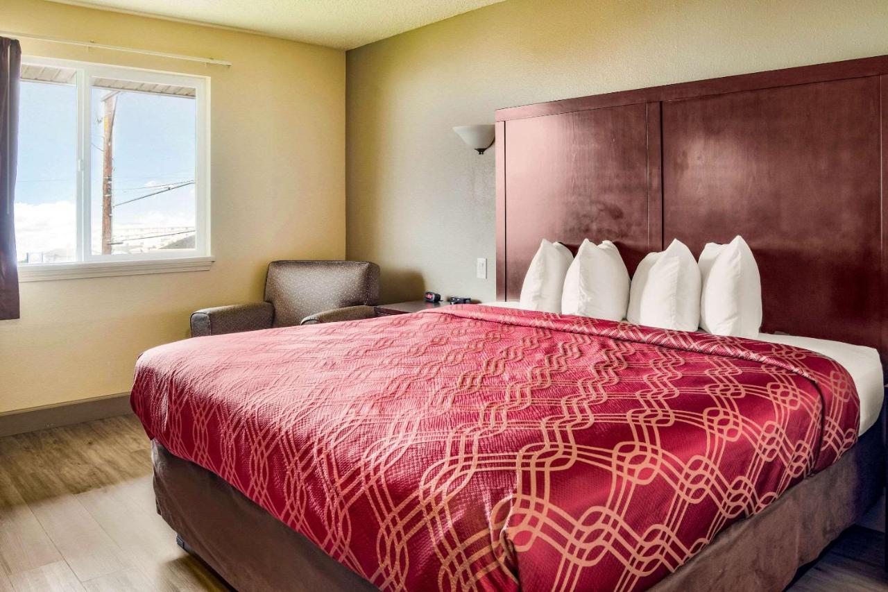 Econo Lodge Newport Bagian luar foto