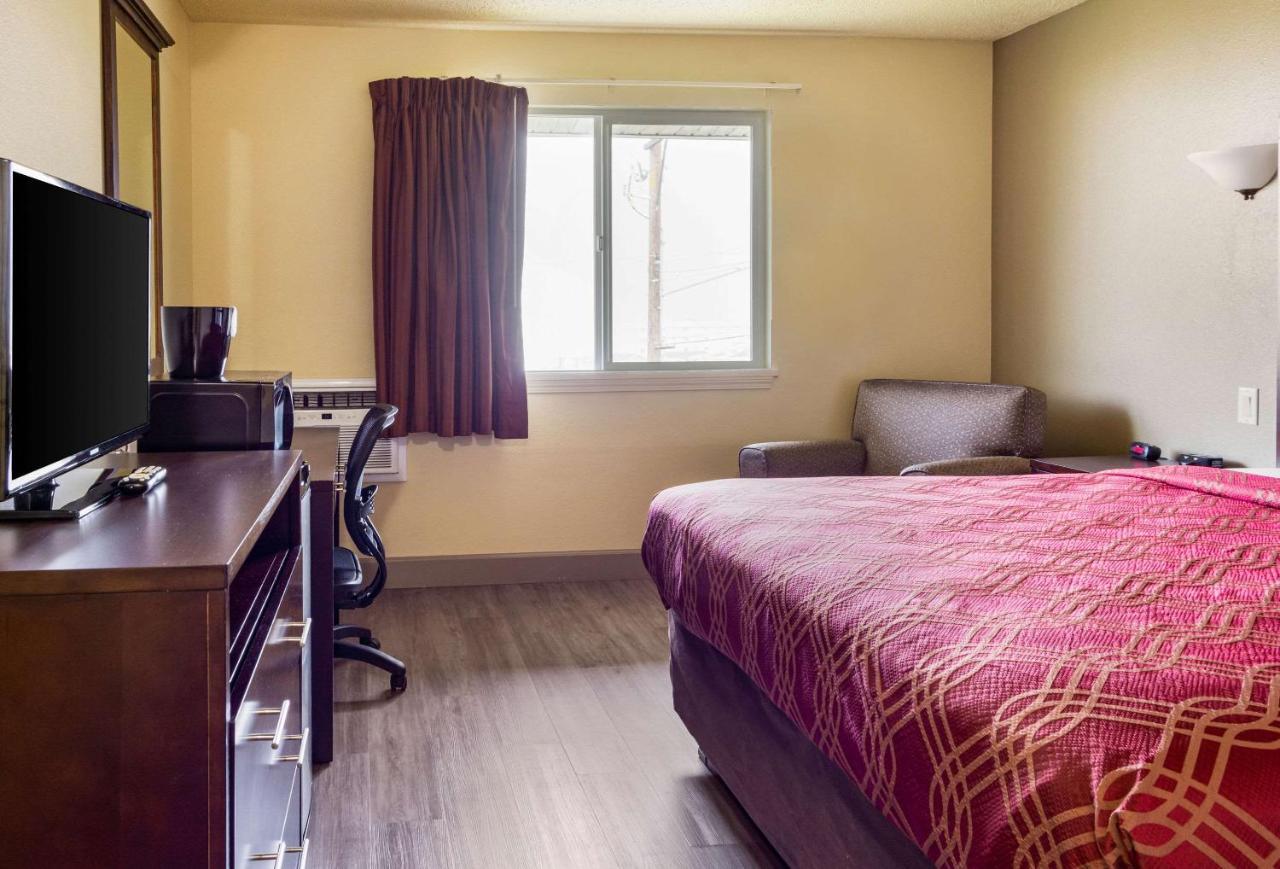 Econo Lodge Newport Bagian luar foto