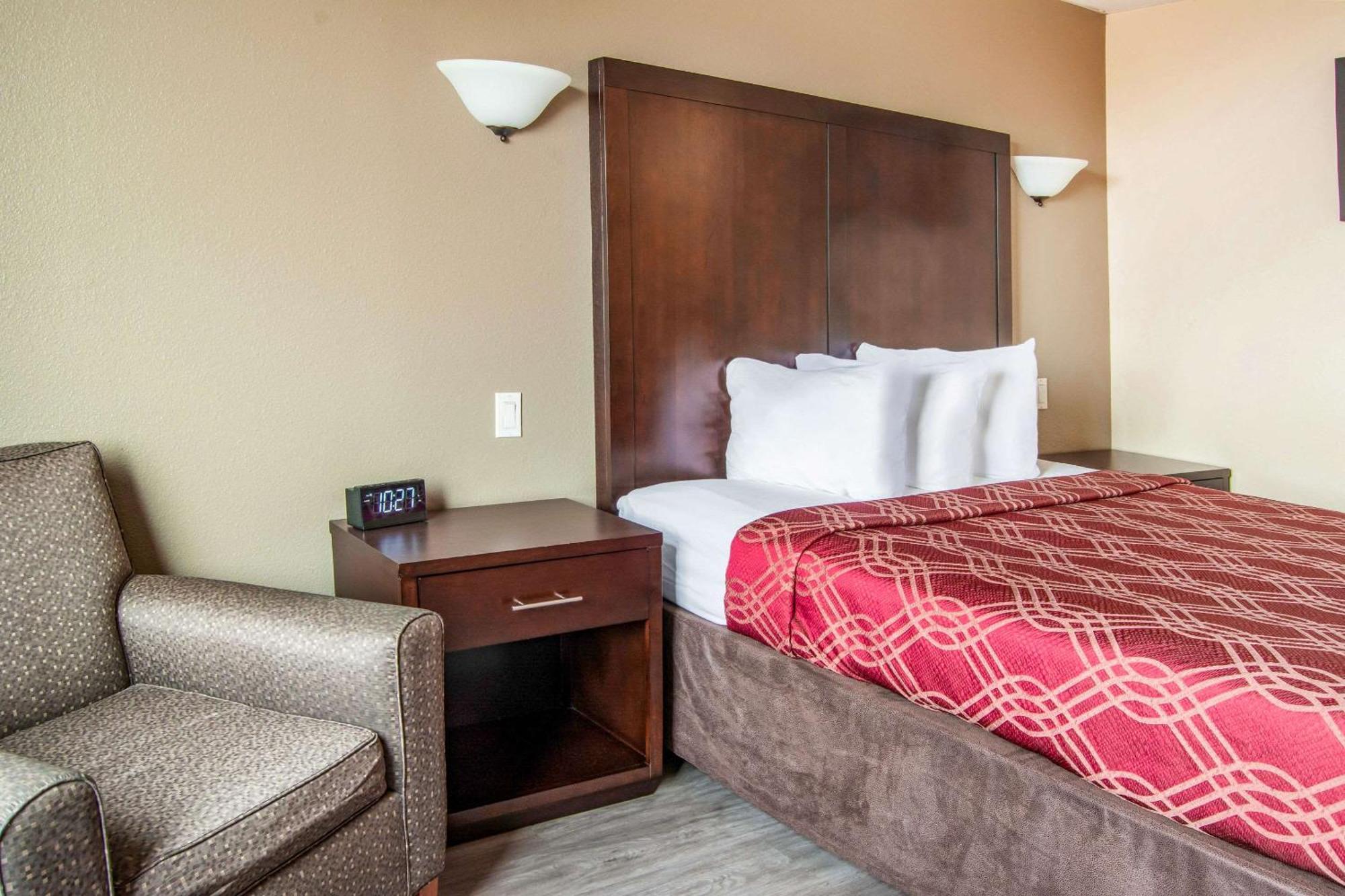 Econo Lodge Newport Bagian luar foto