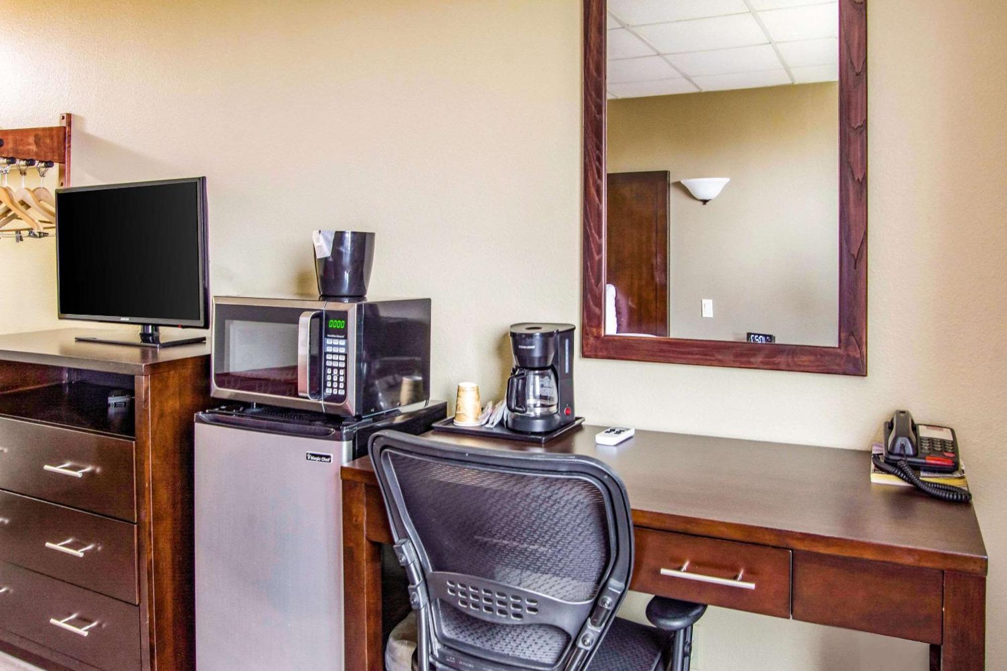 Econo Lodge Newport Bagian luar foto