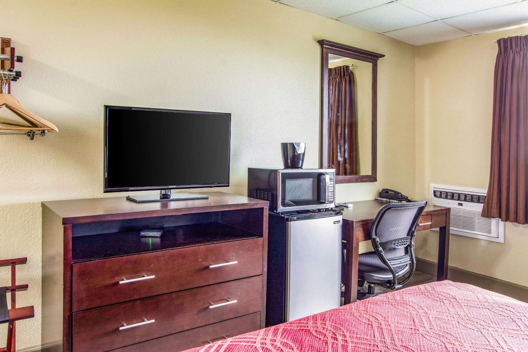 Econo Lodge Newport Bagian luar foto
