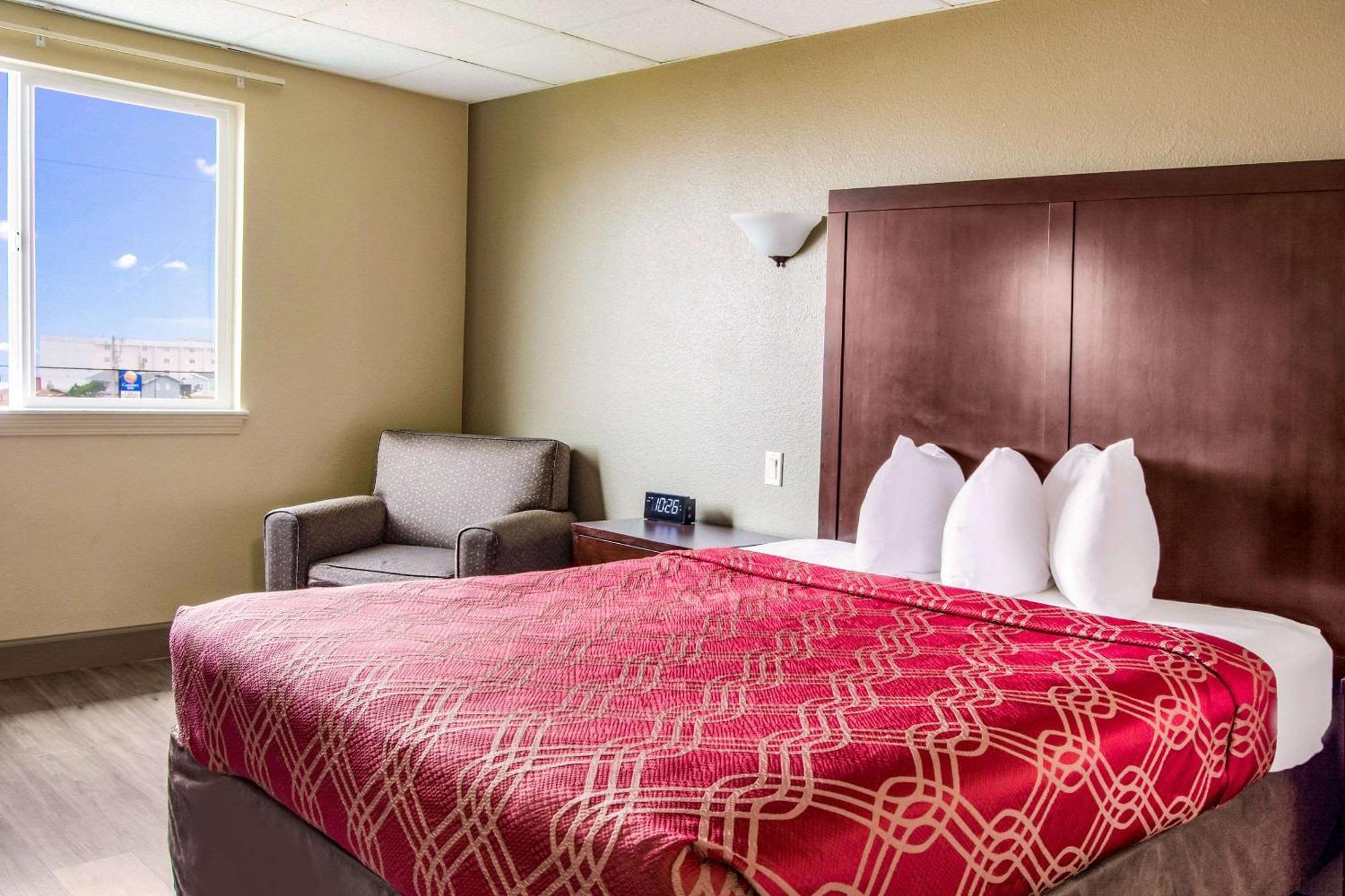 Econo Lodge Newport Bagian luar foto