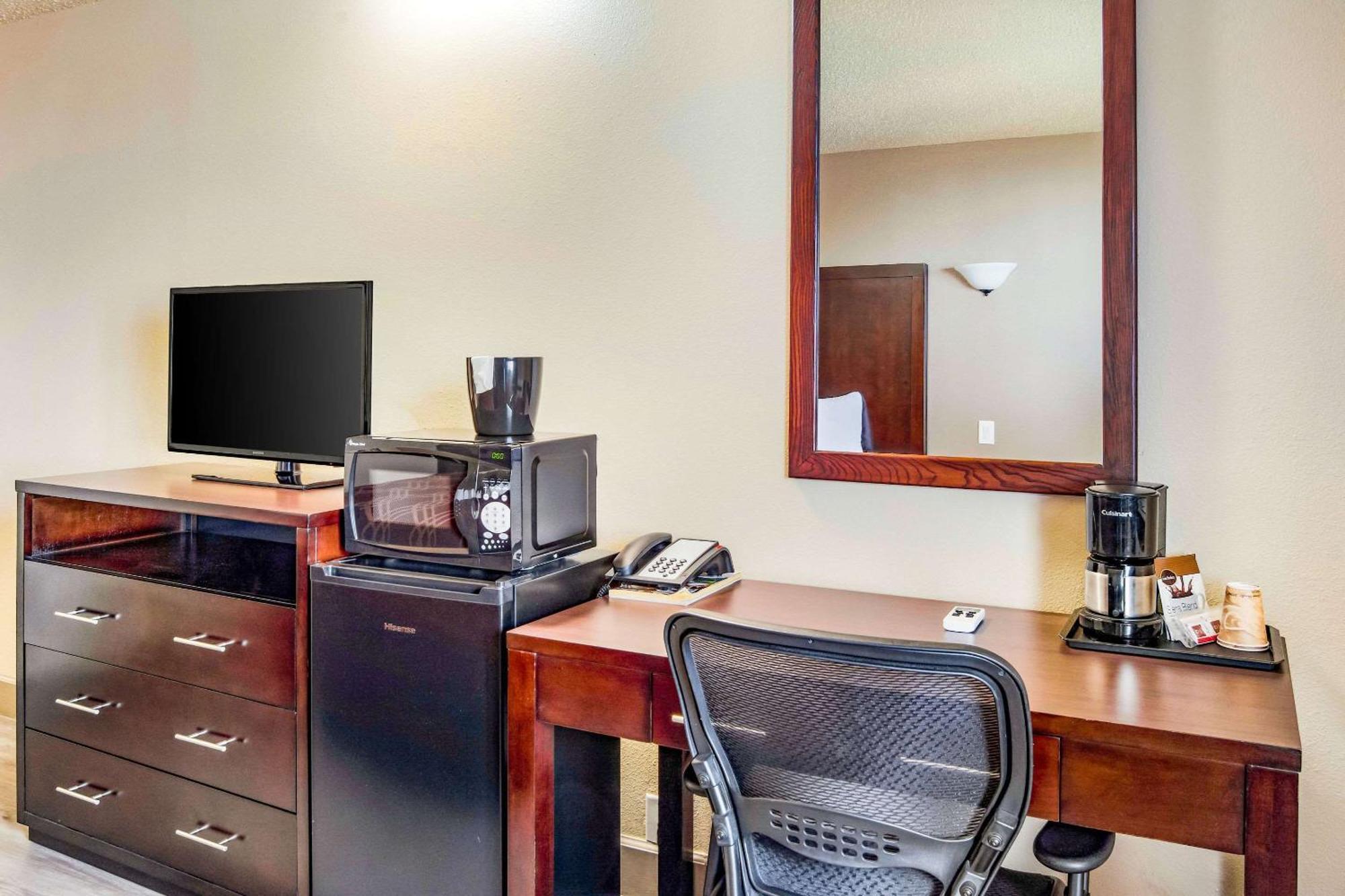 Econo Lodge Newport Bagian luar foto