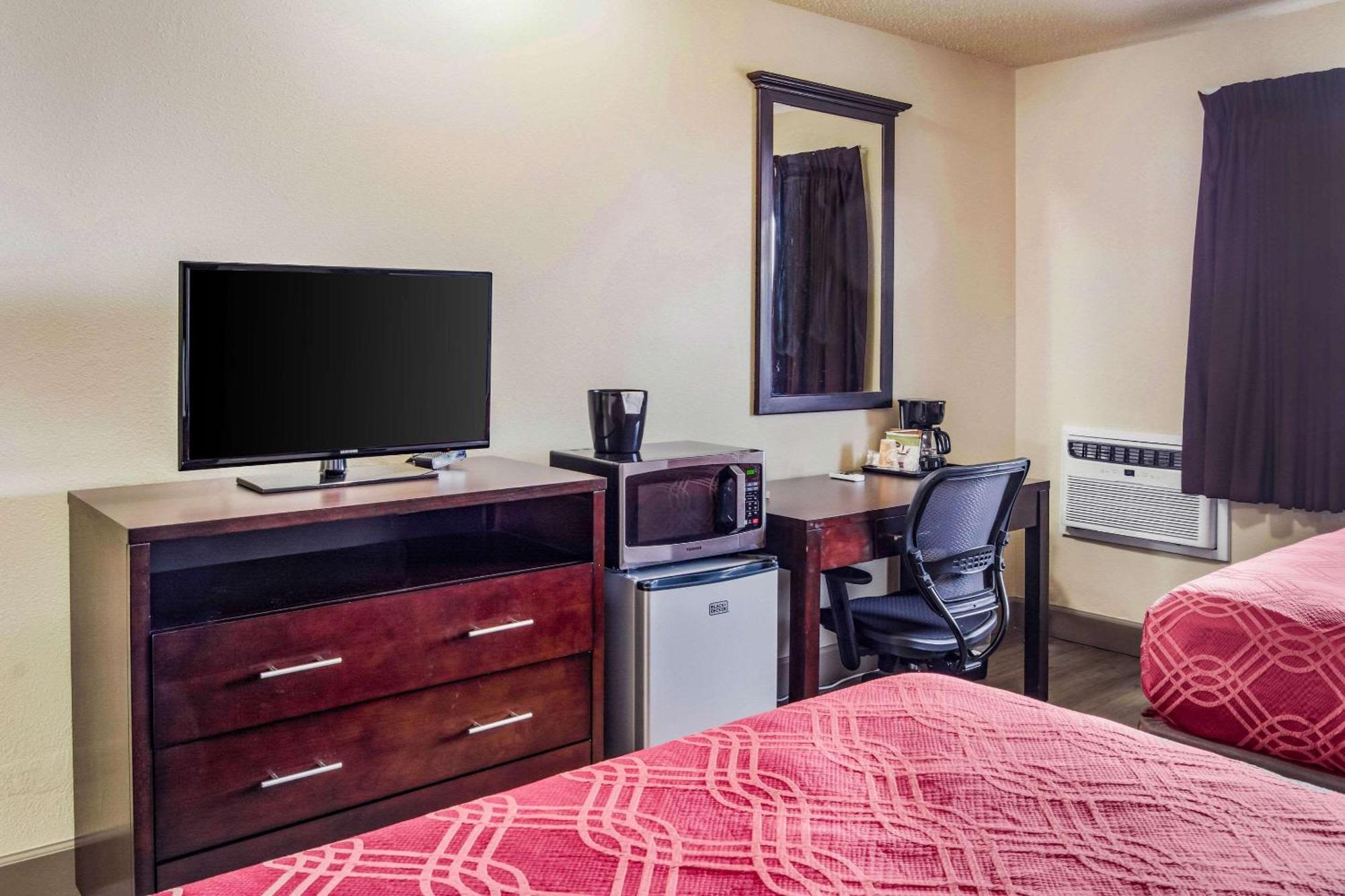 Econo Lodge Newport Bagian luar foto