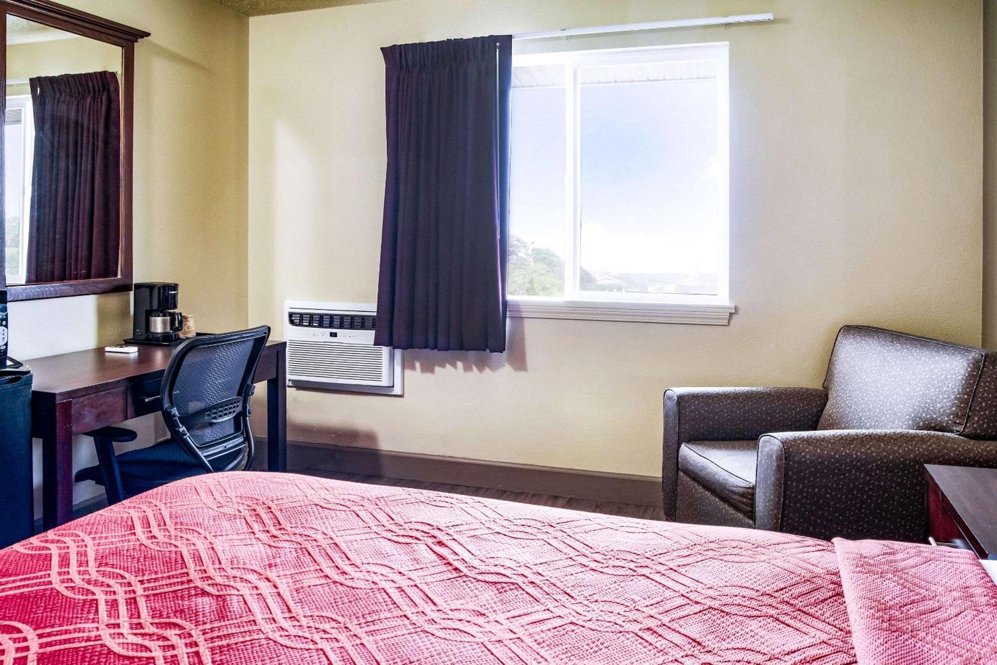 Econo Lodge Newport Bagian luar foto