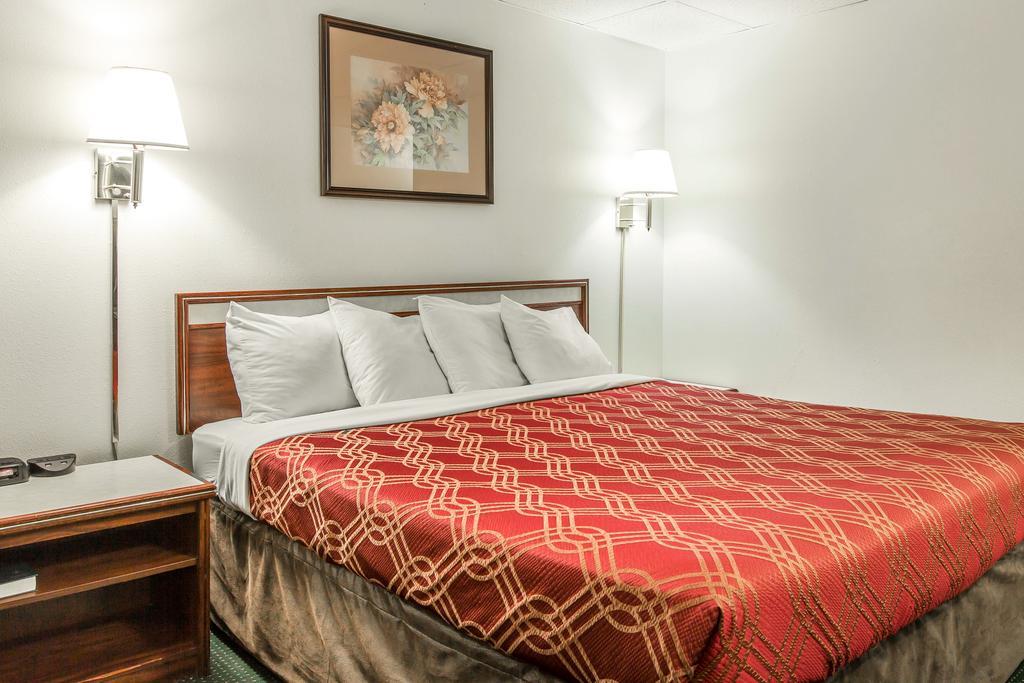 Econo Lodge Newport Bagian luar foto