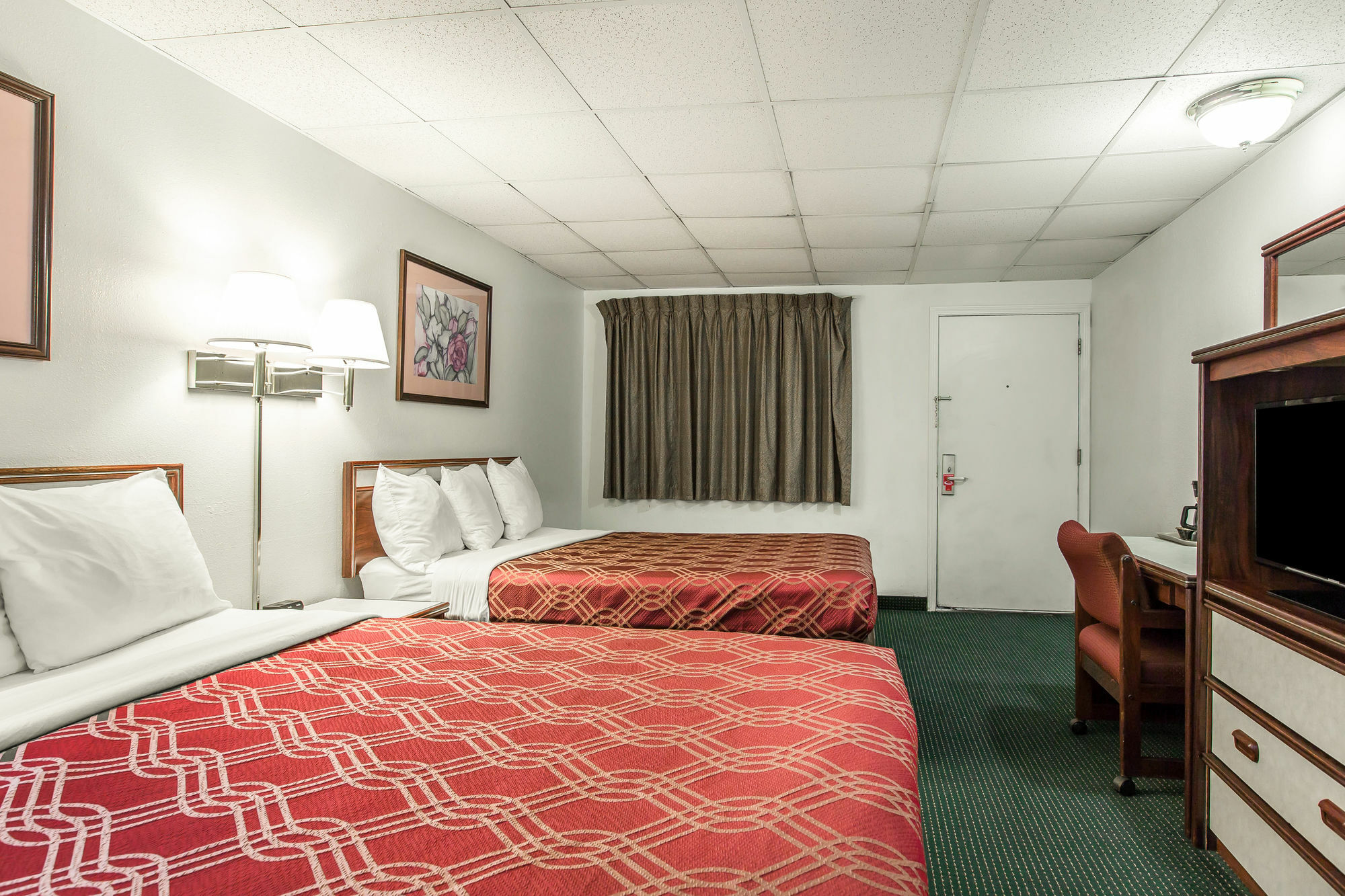 Econo Lodge Newport Bagian luar foto
