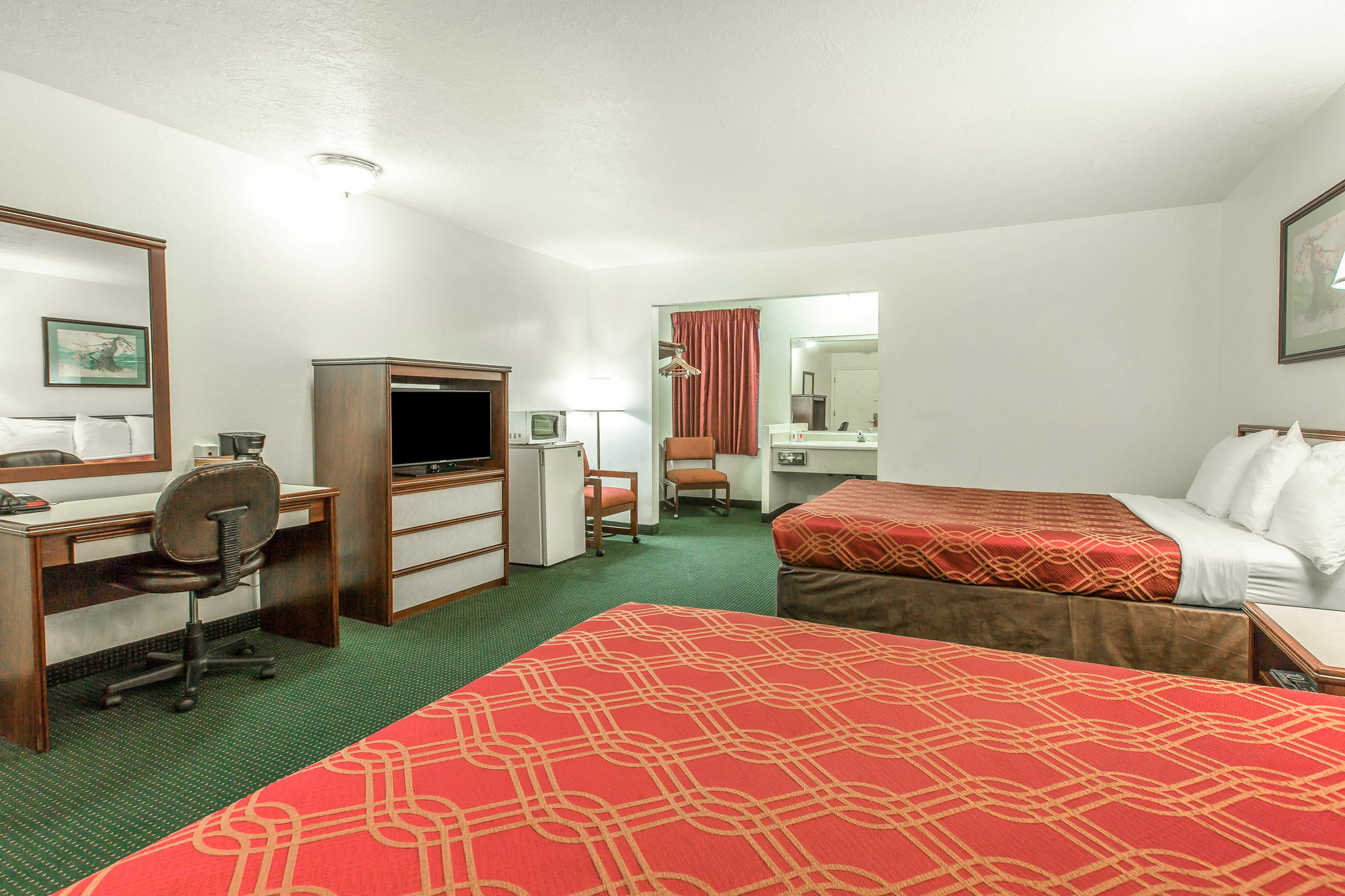 Econo Lodge Newport Bagian luar foto