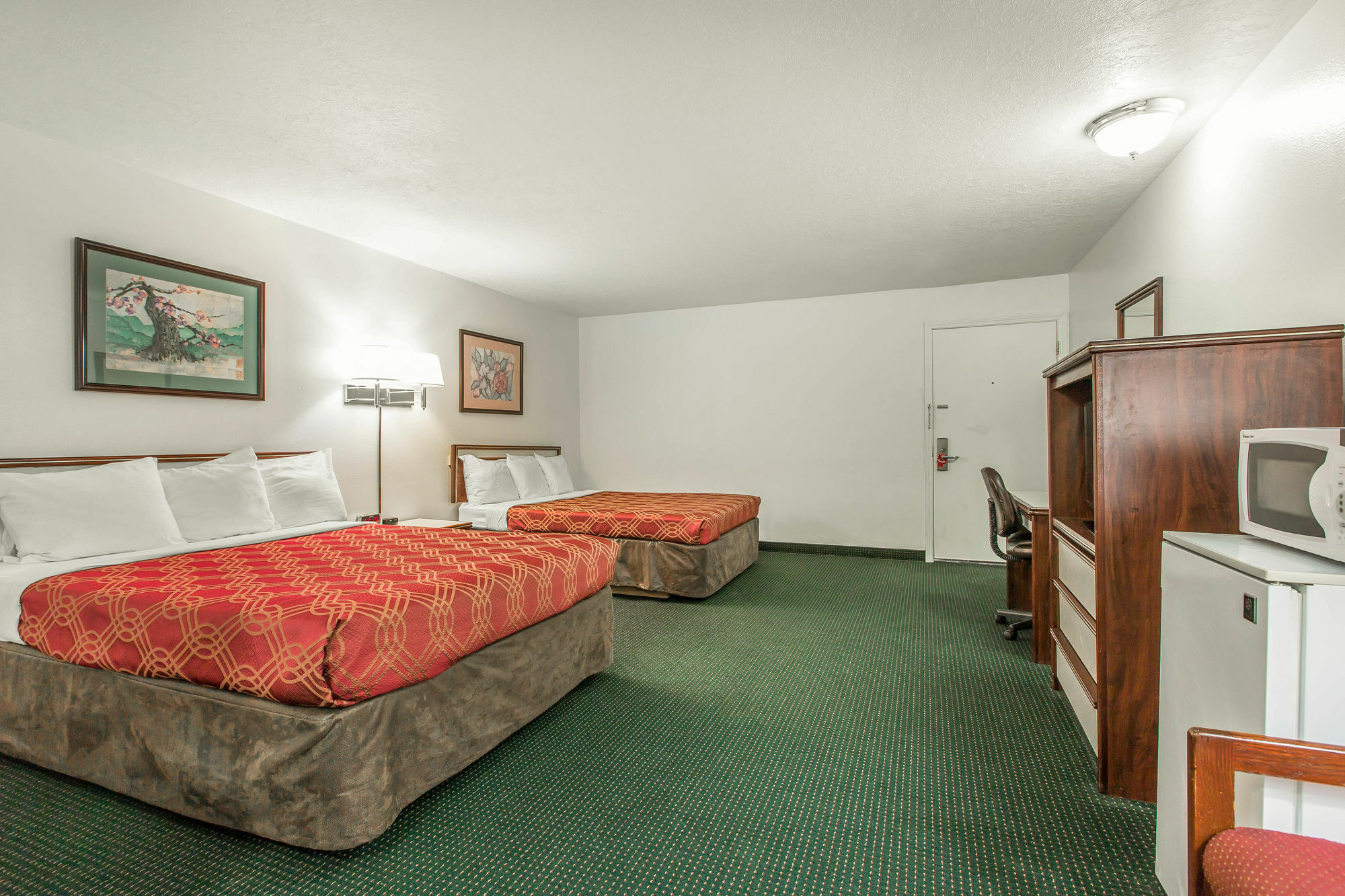 Econo Lodge Newport Bagian luar foto