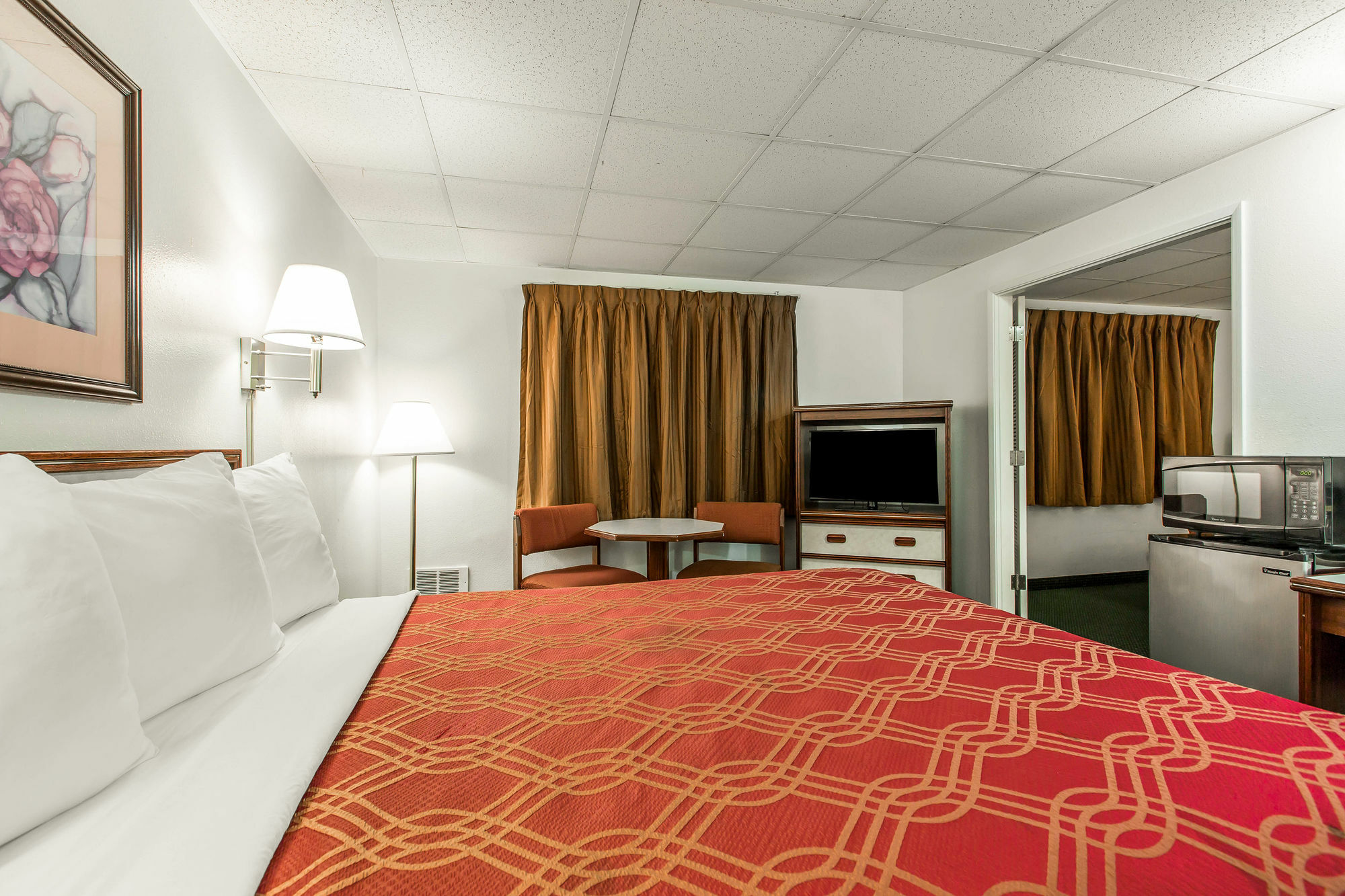Econo Lodge Newport Bagian luar foto