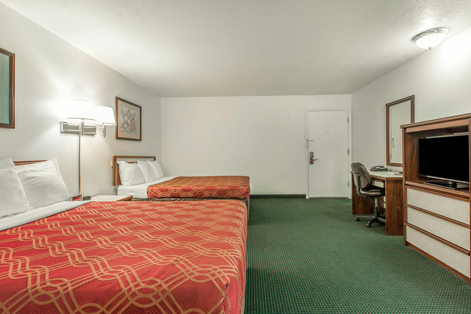 Econo Lodge Newport Bagian luar foto